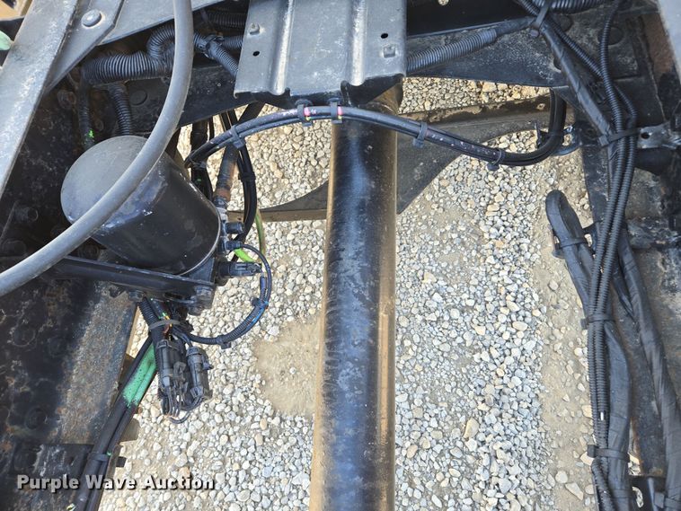 image for item ED3999 2004 Volvo VNM42T semi truck