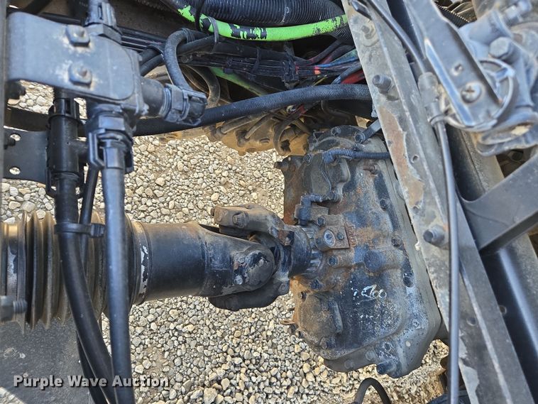 image for item ED3999 2004 Volvo VNM42T semi truck