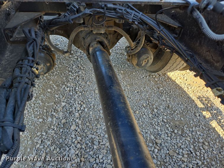 image for item ED3999 2004 Volvo VNM42T semi truck