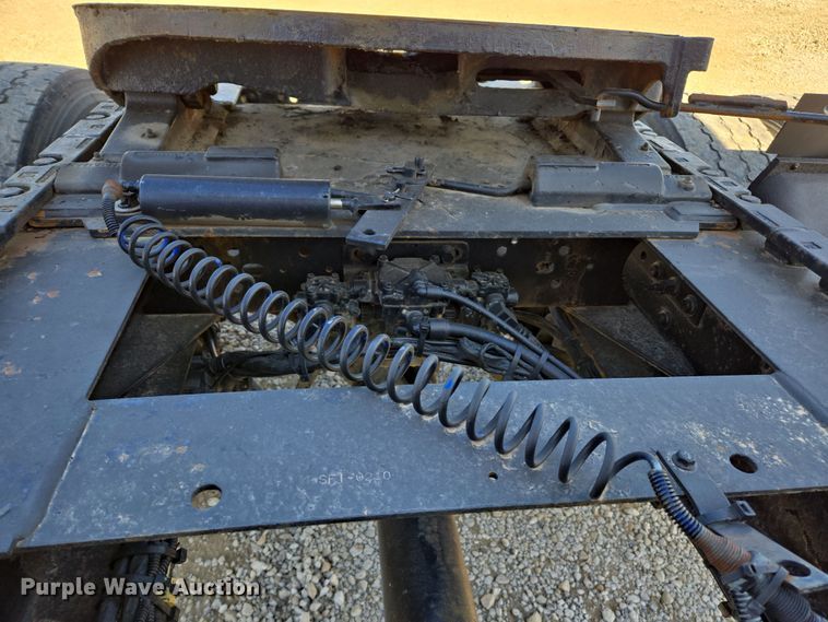 image for item ED3999 2004 Volvo VNM42T semi truck