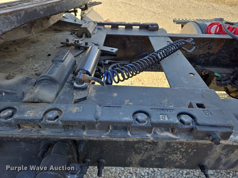 image for item ED3999 2004 Volvo VNM42T semi truck