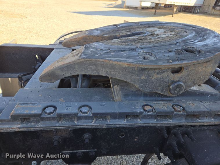 image for item ED3999 2004 Volvo VNM42T semi truck