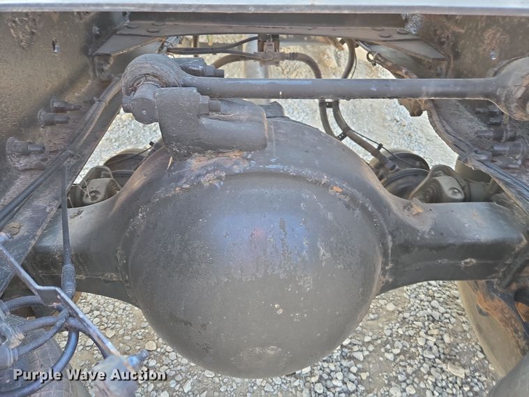 image for item ED3999 2004 Volvo VNM42T semi truck