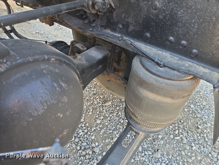 image for item ED3999 2004 Volvo VNM42T semi truck