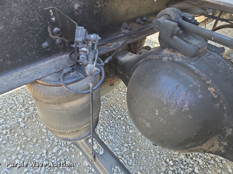 image for item ED3999 2004 Volvo VNM42T semi truck