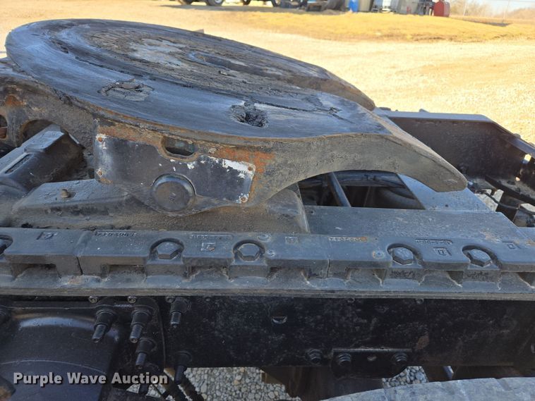 image for item ED3999 2004 Volvo VNM42T semi truck