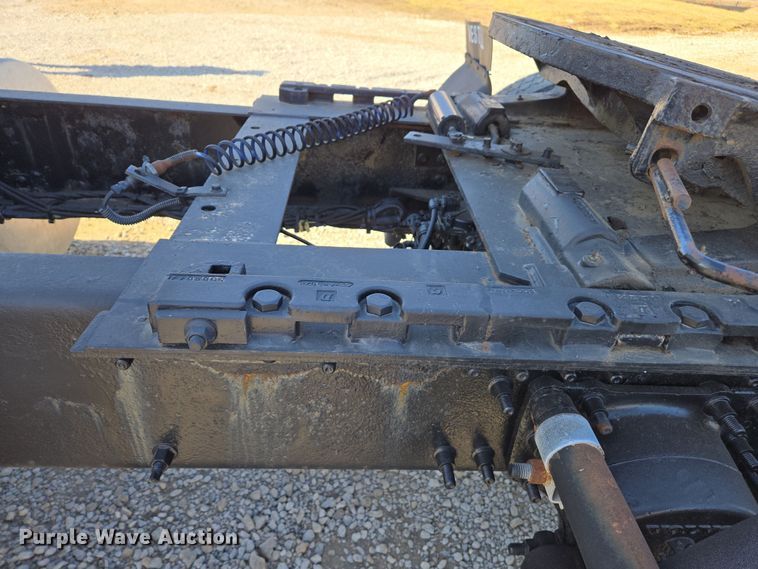 image for item ED3999 2004 Volvo VNM42T semi truck