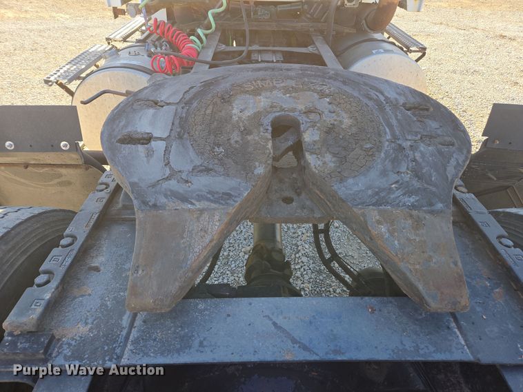 image for item ED3999 2004 Volvo VNM42T semi truck