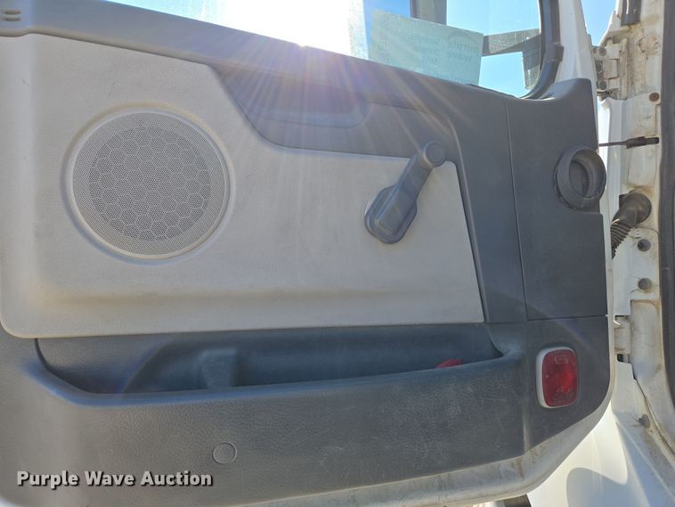 image for item ED3999 2004 Volvo VNM42T semi truck