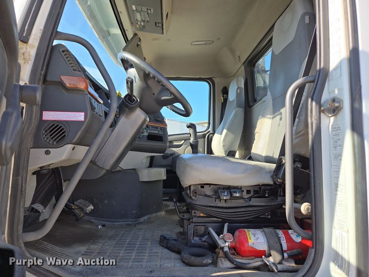 image for item ED3999 2004 Volvo VNM42T semi truck