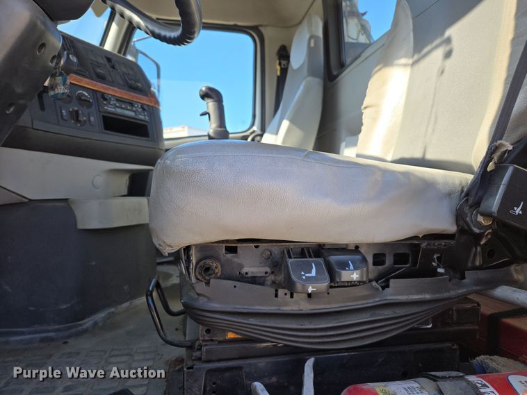 image for item ED3999 2004 Volvo VNM42T semi truck