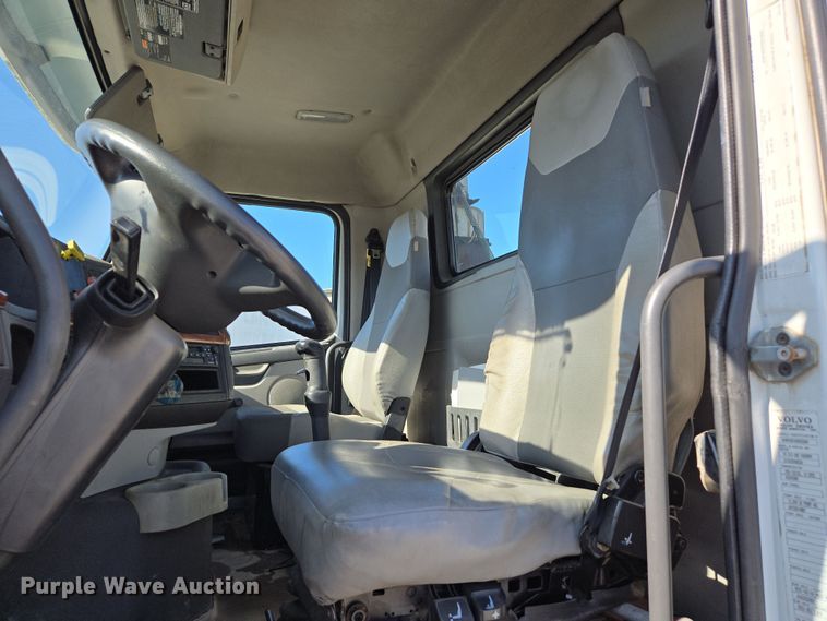 image for item ED3999 2004 Volvo VNM42T semi truck