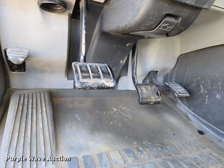 image for item ED3999 2004 Volvo VNM42T semi truck