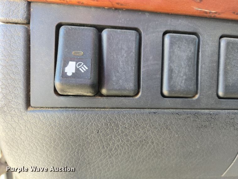 image for item ED3999 2004 Volvo VNM42T semi truck