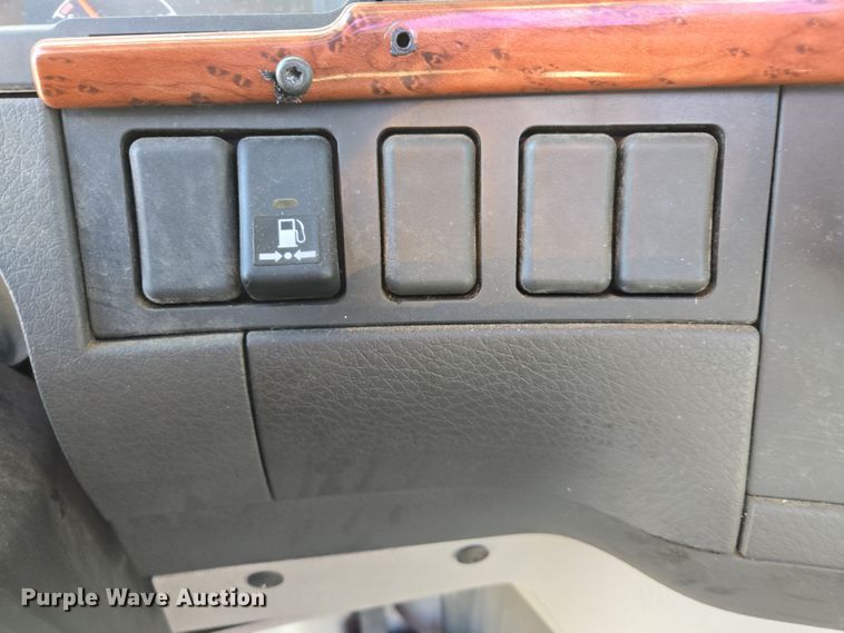 image for item ED3999 2004 Volvo VNM42T semi truck