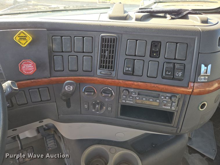 image for item ED3999 2004 Volvo VNM42T semi truck