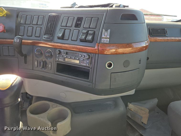 image for item ED3999 2004 Volvo VNM42T semi truck