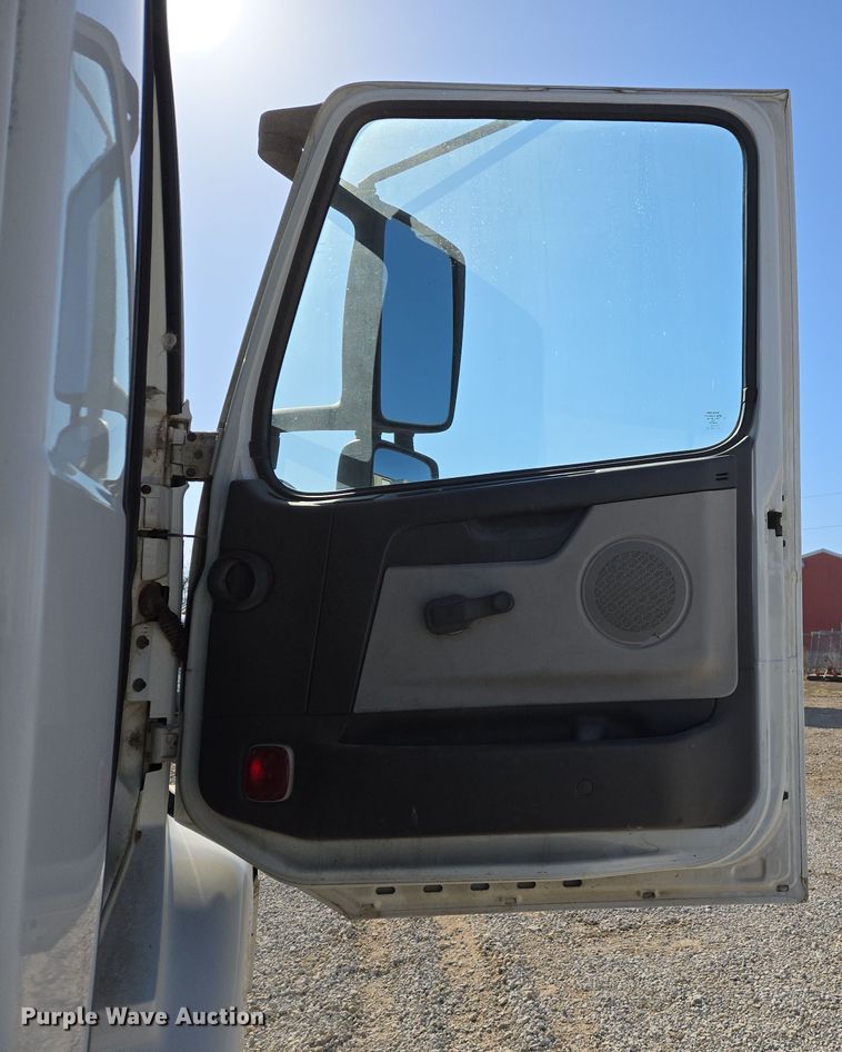 image for item ED3999 2004 Volvo VNM42T semi truck