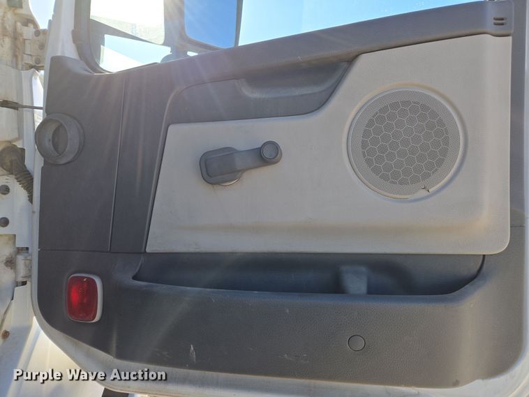 image for item ED3999 2004 Volvo VNM42T semi truck