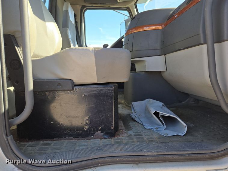 image for item ED3999 2004 Volvo VNM42T semi truck