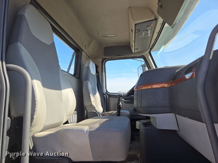 image for item ED3999 2004 Volvo VNM42T semi truck