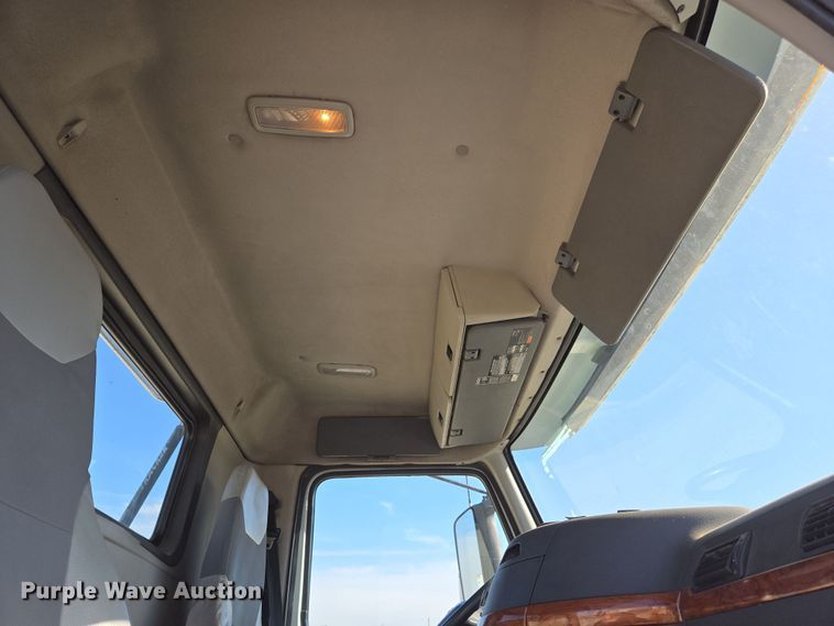 image for item ED3999 2004 Volvo VNM42T semi truck