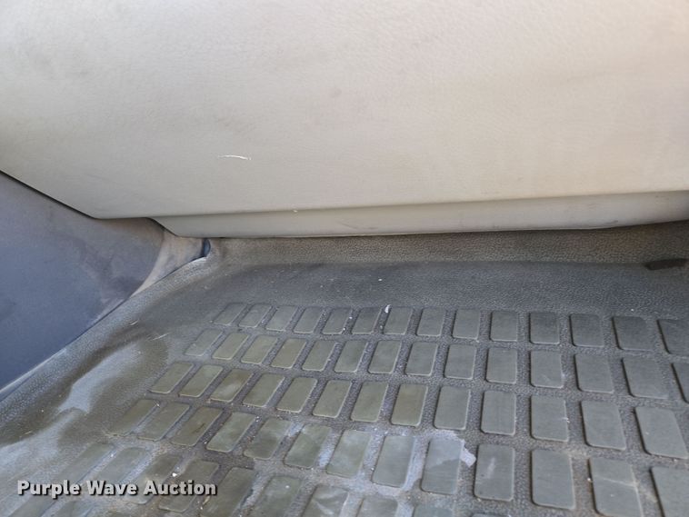 image for item ED3999 2004 Volvo VNM42T semi truck