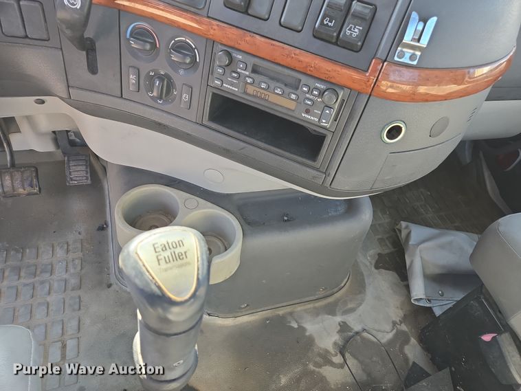 image for item ED3999 2004 Volvo VNM42T semi truck