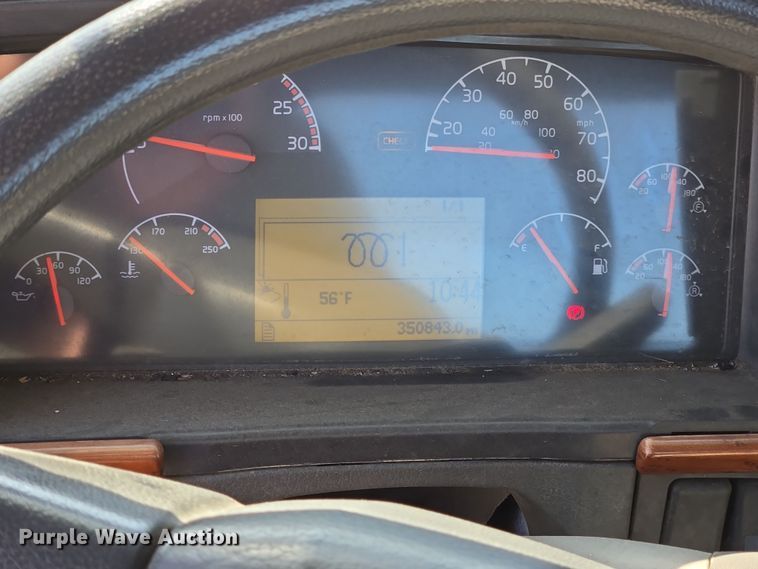 image for item ED3999 2004 Volvo VNM42T semi truck