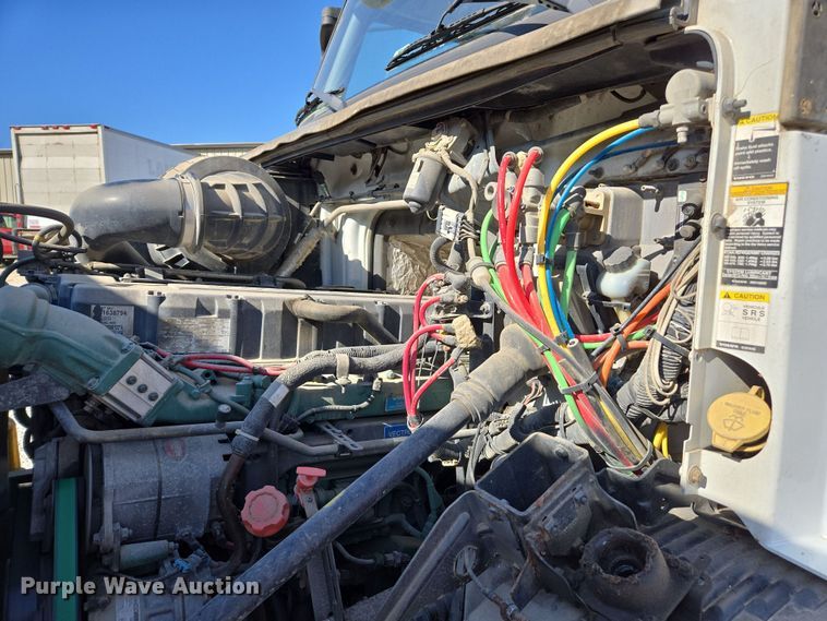 image for item ED3999 2004 Volvo VNM42T semi truck