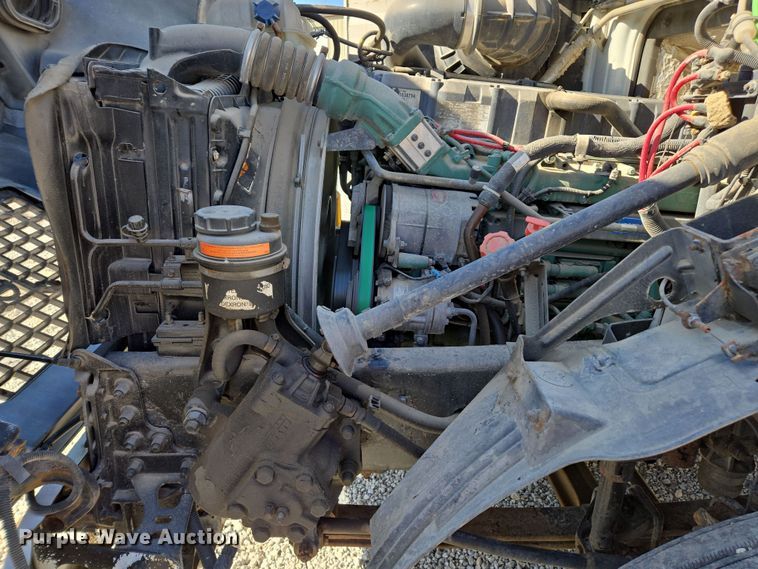 image for item ED3999 2004 Volvo VNM42T semi truck