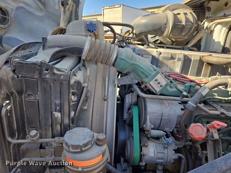 image for item ED3999 2004 Volvo VNM42T semi truck