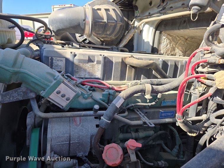 image for item ED3999 2004 Volvo VNM42T semi truck