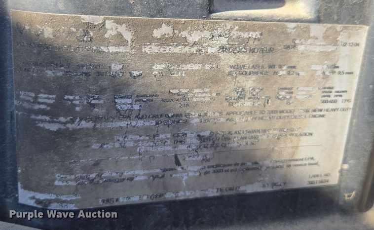 image for item ED3999 2004 Volvo VNM42T semi truck