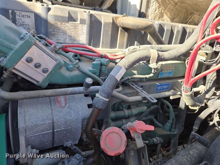 image for item ED3999 2004 Volvo VNM42T semi truck