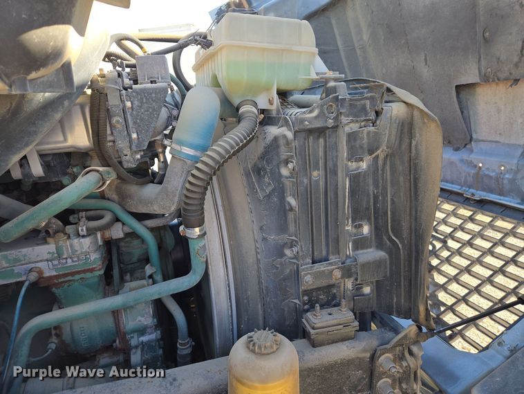 image for item ED3999 2004 Volvo VNM42T semi truck