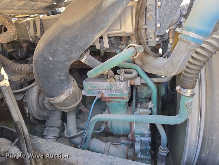 image for item ED3999 2004 Volvo VNM42T semi truck