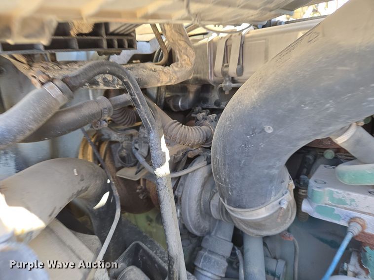 image for item ED3999 2004 Volvo VNM42T semi truck