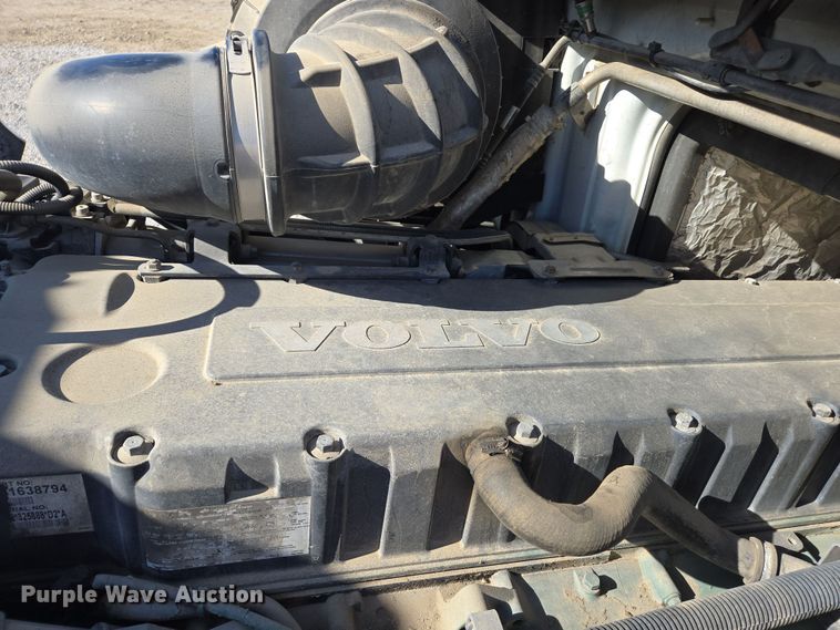 image for item ED3999 2004 Volvo VNM42T semi truck