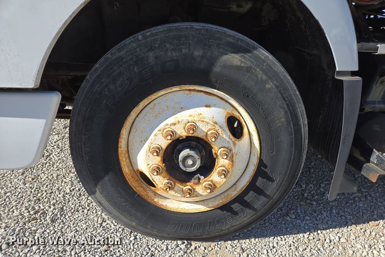 image for item ED3999 2004 Volvo VNM42T semi truck