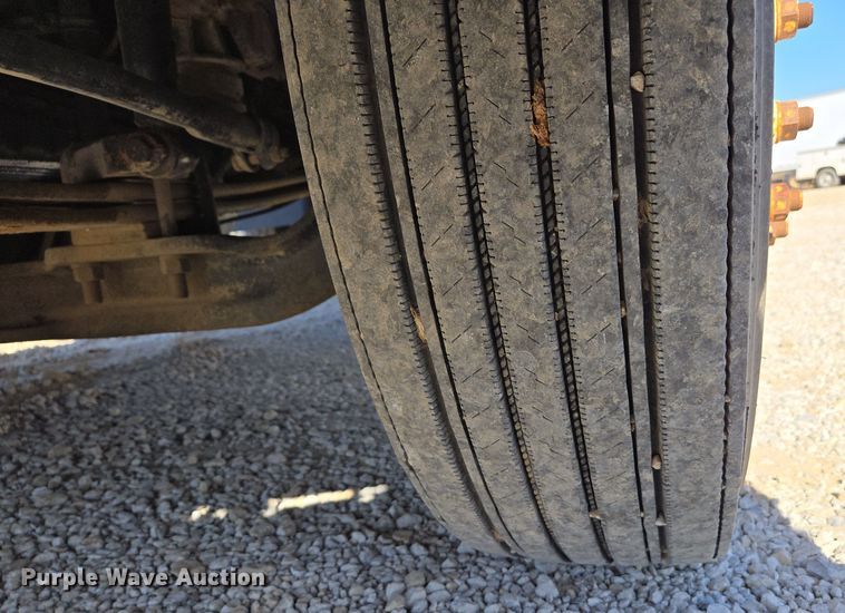 image for item ED3999 2004 Volvo VNM42T semi truck