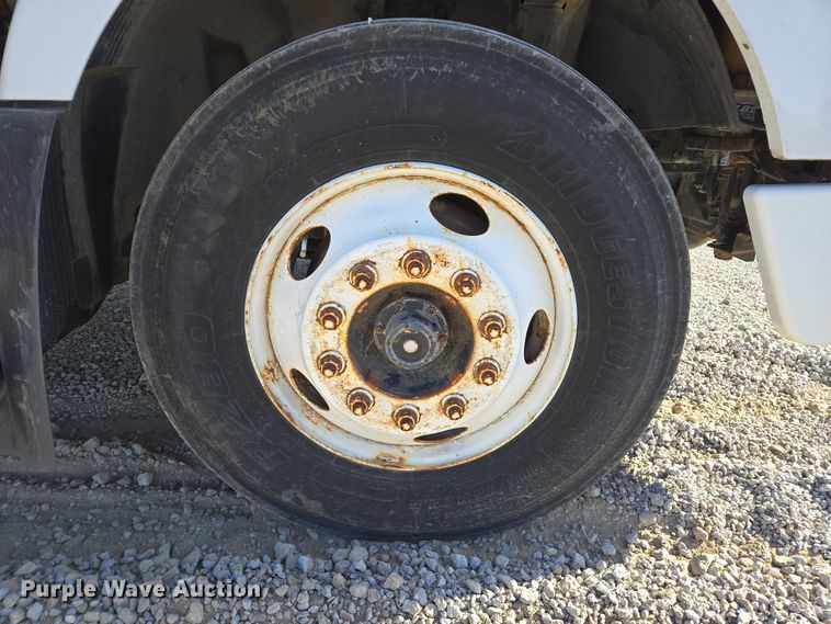 image for item ED3999 2004 Volvo VNM42T semi truck