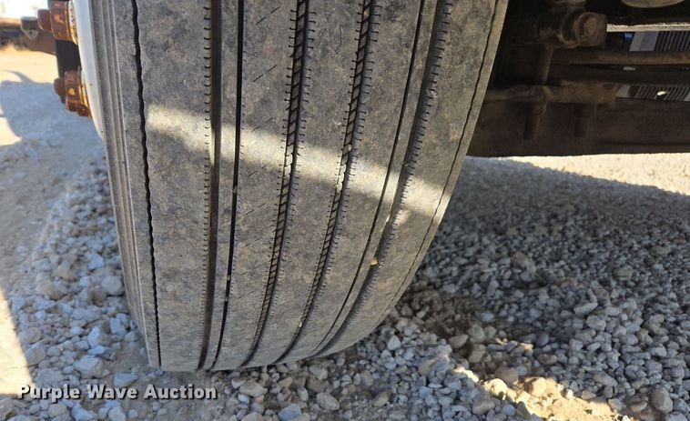 image for item ED3999 2004 Volvo VNM42T semi truck