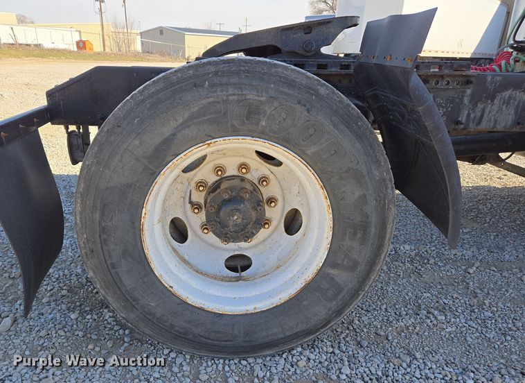 image for item ED3999 2004 Volvo VNM42T semi truck