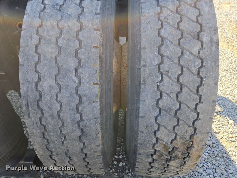 image for item ED3999 2004 Volvo VNM42T semi truck