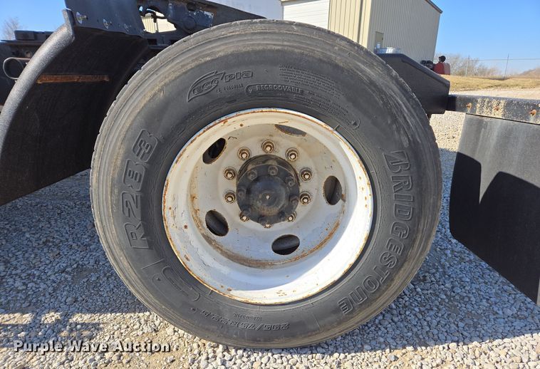 image for item ED3999 2004 Volvo VNM42T semi truck