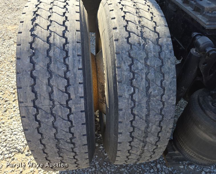 image for item ED3999 2004 Volvo VNM42T semi truck