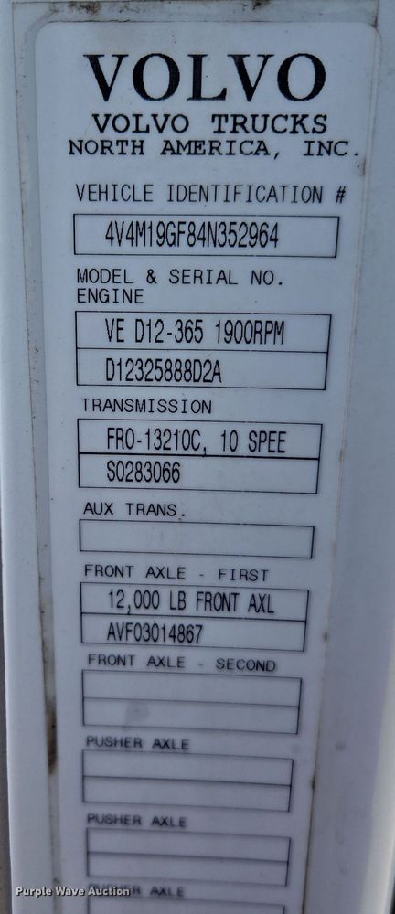 image for item ED3999 2004 Volvo VNM42T semi truck