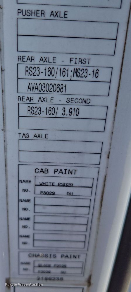 image for item ED3999 2004 Volvo VNM42T semi truck