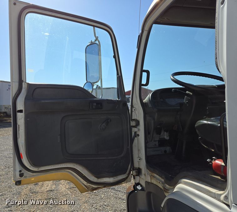 image for item ED4000 2006 Isuzu FTR box truck